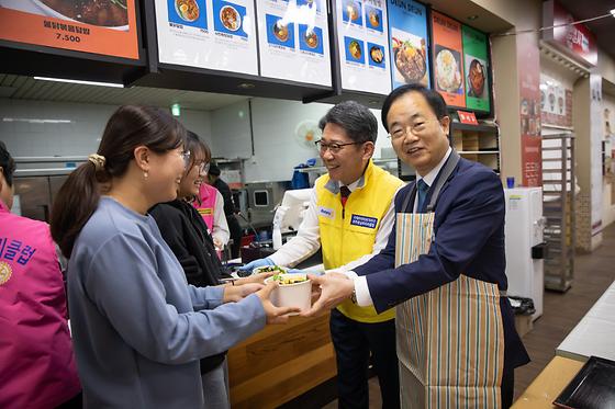 전주대학교 국제로타리클럽 3670지구 천원의 아침밥 배식 봉사 및 기부금 전달식 개최